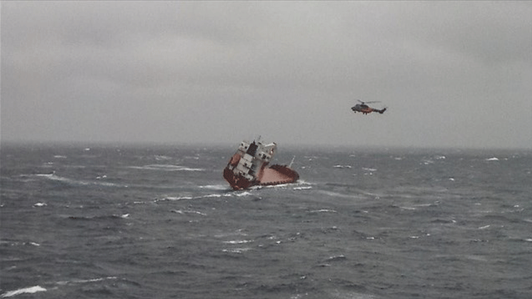 Σκύρος: Βίντεο από την επιχείρηση διάσωσης του πληρώματος ακυβέρνητου πλοίου