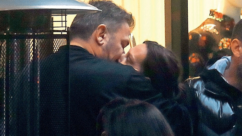 Αντώνης Ρέμος – Υβόννη Μπόσνιακ: Καυτά φιλιά στη μέση του δρόμου! Αντώνης Ρέμος – Υβόννη Μπόσνιακ: Καυτά φιλιά στη μέση του δρόμου!