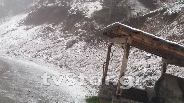 Έπεσε το πρώτο χιόνι και στη Φθιώτιδα – Έκλεισαν δρόμοι