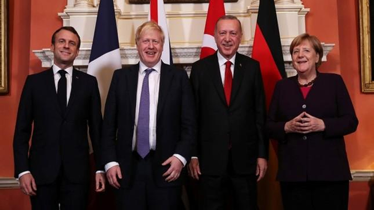 Βιβλία με την «ισχυρή Τουρκία» μοίραζε ο Ερντογάν στους ηγέτες στο ΝΑΤΟ