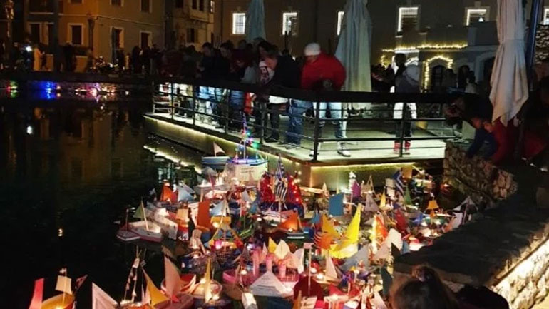 Οι ευχές των παιδιών «ταξίδεψαν» στα νερά της Αγ. Βαρβάρας με τα χάρτινα καραβάκια