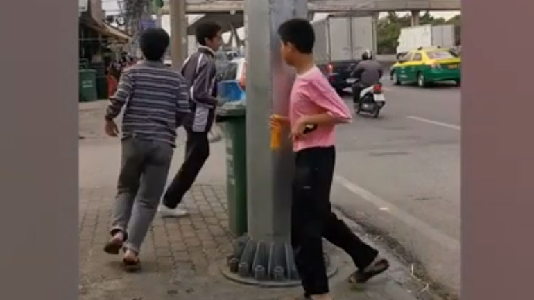 Ταϊλάνδη: Αστυνομικός «τιμωρεί» πιτσιρικάδες και τους βάζει να… τρέξουν γύρω από έναν φανοστάτη