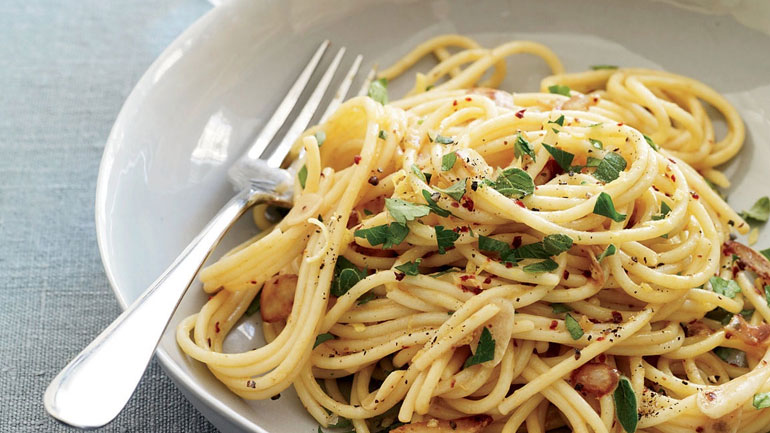 Λινγκουίνι με αντζούγιες και ελιές για μεσημέρι