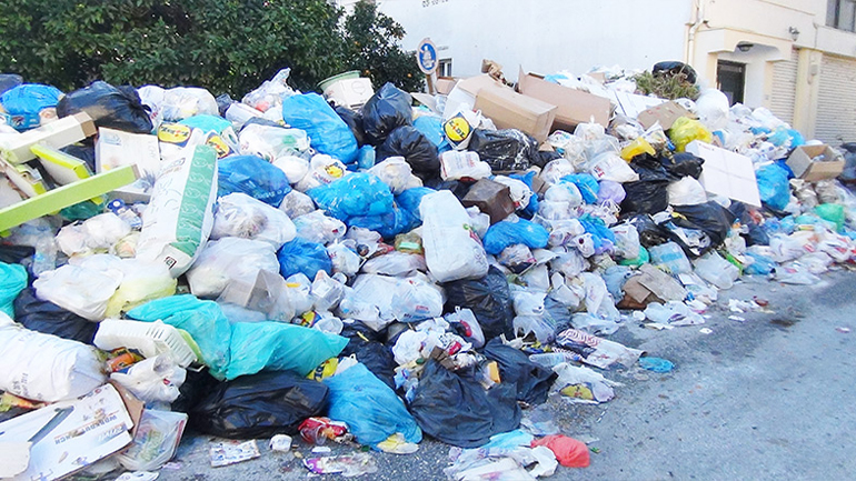 «Βουνά» τα σκουπίδια στη Ζάκυνθο: Mε εντολή εισαγγελέα ξεκίνησε η αποκομιδή
