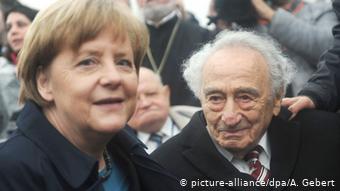 Η καγκελάριος Μέρκελ στο Νταχάου (2015) με τον επιζώντα Μαξ Μανχάιμερ (1920-2016)