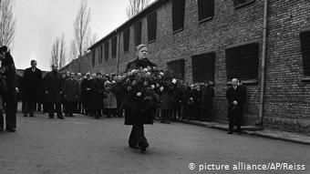 Κατάθεση στεφάνου από τον Χέλμουτ Σμιτ το 1977