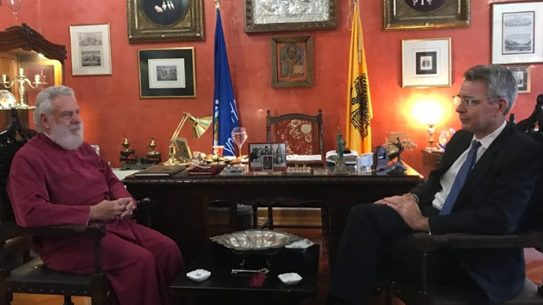 Συνάντηση του μητροπολίτη Σύρου Δωρόθεου με τον Αμερικανό πρέσβη Τζέφρι Πάιατ