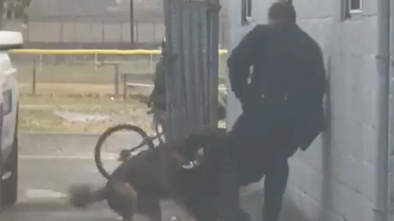 Αστυνομικός δέχεται γροθιά και ελευθερώνει τον εκπαιδευμένο σκύλο του