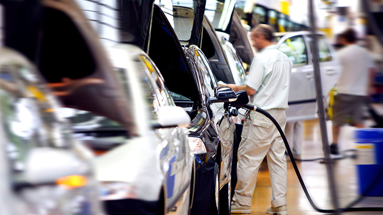 Περικοπές χιλιάδων θέσεων εργασίας στην αυτοκινητοβιομηχανία