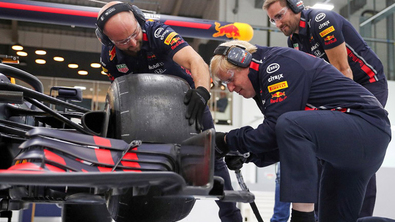 Ο Boris Johnson αλλάζει ελαστικό σε μονοθέσιο της F1 Ο Boris Johnson αλλάζει ελαστικό σε μονοθέσιο της F1