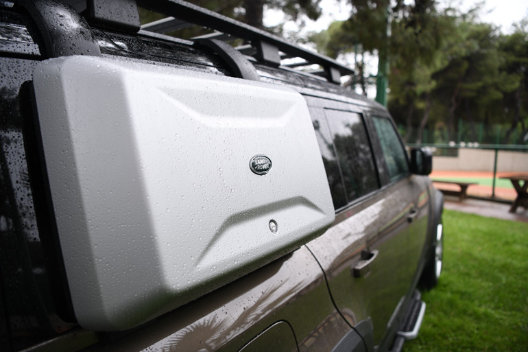 Εξωτερικό ντουλαπάκι στην αριτερή πλευρά...