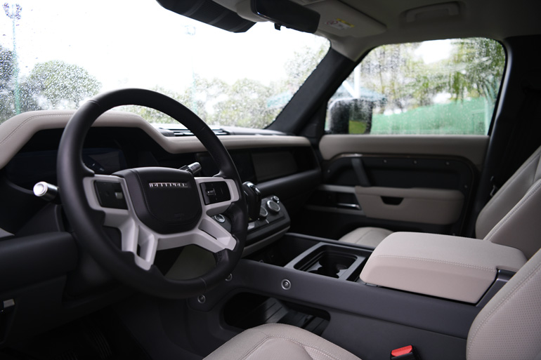 Το εσωτερικό του Defender που βρίσκεται στην Ελλάδα