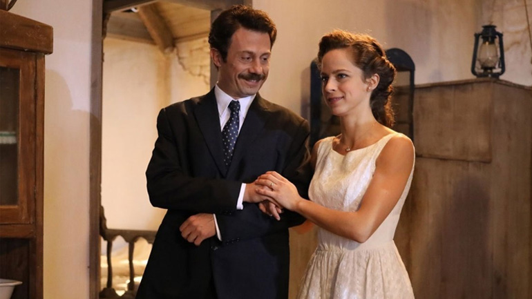 Άγριες Μέλισσες: Η Δρόσω επισκέπτεται την Ασημίνα στο σπίτι των Σεβαστών