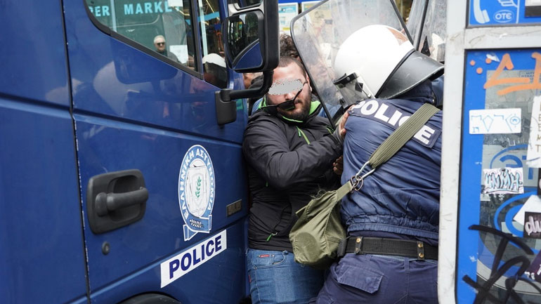 Ένταση και δακρυγόνα στο κέντρο του Ηρακλείου κατά την επίσκεψη του Μάκη Βορίδη