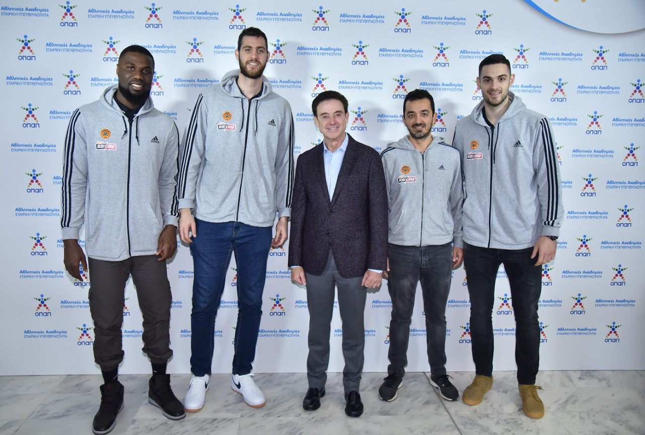 Ο Ρικ Πιτίνο με τον βοηθό προπονητή της ΚΑΕ Παναθηναϊκός ΟΠΑΠ Γιώργο Βόβορα και τους αθλητές της ΚΑΕ Παναθηναϊκός ΟΠΑΠ, Μπεν Μπέντιλ, Γιάννη Παπαγιάννη και Ιωάννη Παπαπέτρου