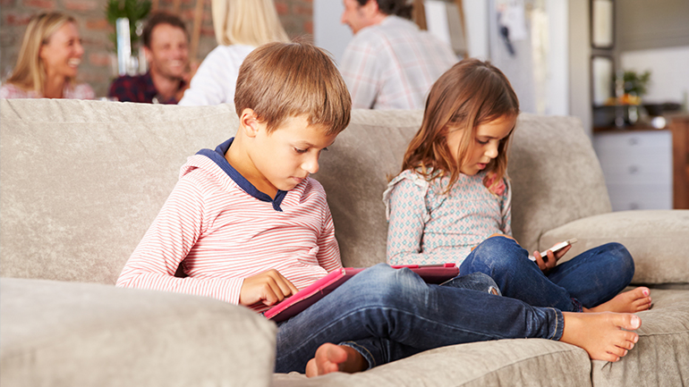 Το 50% των γονέων εμπιστεύονται τα παιδιά τους να ρυθμίζουν μόνα τους τη διαδικτυακή τους δραστηριότητα