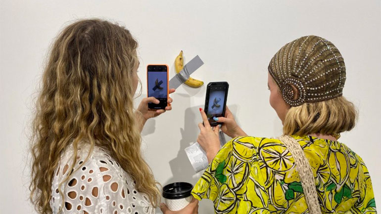 Γιατί μια μπανάνα κολλημένη στον τοίχο κοστίζει 120.000 δολάρια