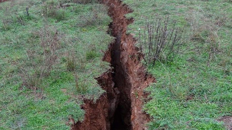 Κόπηκε η γη στα δύο στην Ελασσόνα: Περίεργο φαινόμενο προκαλεί ανησυχία