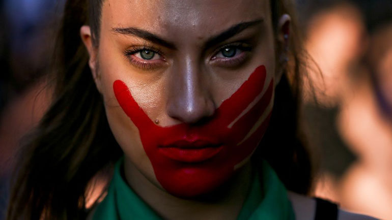 Χιλιάδες γυναίκες διαδήλωσαν εναντίον των βιασμών στη Χιλή