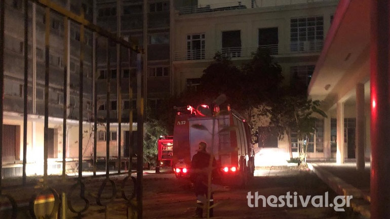 Φωτιά σε εγκαταλελειμμένο κτήριο στη Θεσσαλονίκη