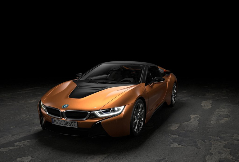 Το BMW i8 Roadster εφοδιάζεται με κινητήρα 1.5 λίτρων ο οποίος συνδυάζεται με ηλεκτροκινητήρα και αποδίδει 374 ίππους
