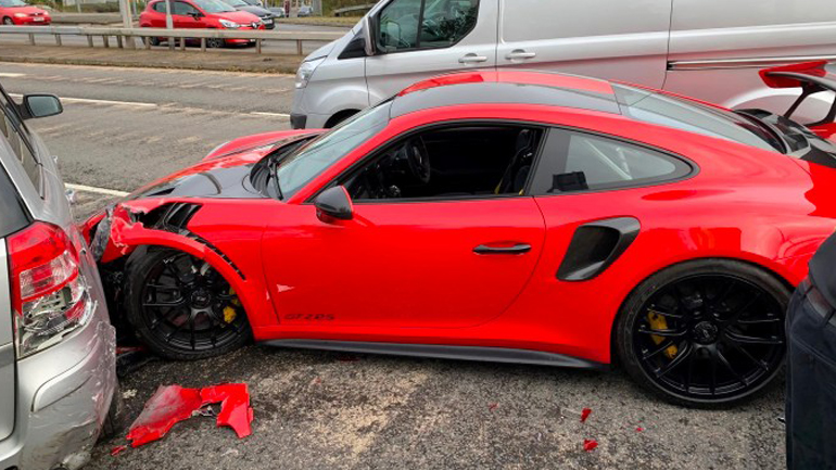 Πήρε την 911 GT2 RS και την τράκαρε στο λεπτό! Πήρε την 911 GT2 RS και την τράκαρε στο λεπτό!