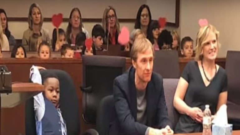 ΗΠΑ: 5χρονος είχε στο πλευρό του όλο το νηπιαγωγείο στο δικαστήριο για την υιοθεσία του