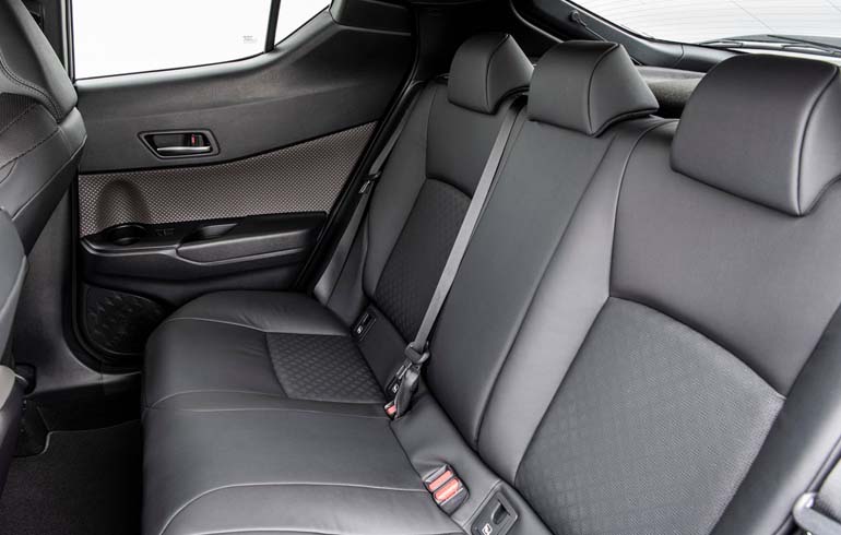 Στο πίσω κάθισμα χωράνε άνετα δύο ενήλικες άνω του μετρίου αναστήματος