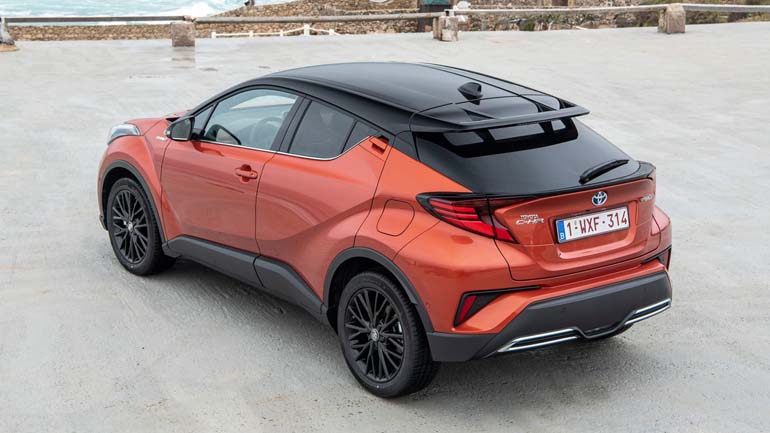 Διχρωμίες στο αμάξωμα, ζάντες 18 ιντσών και πλούσιος εξοπλισμός