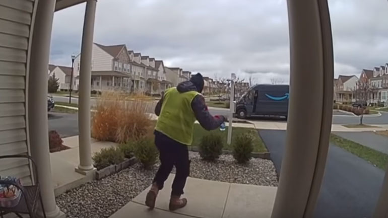 ΗΠΑ: Κούριερ άρχισε να χορεύει επειδή τον κέρασαν φαγητό