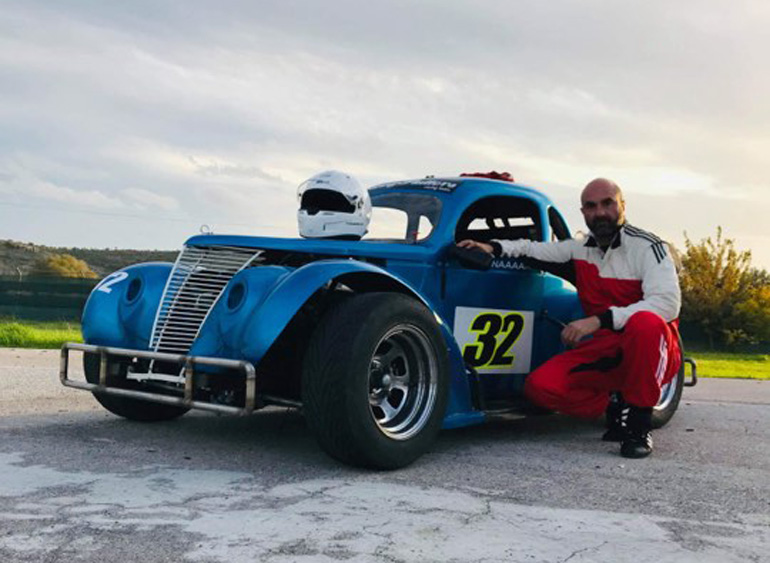 O επίσημος εκπαιδευτής της πίστας των Μεγάρων Γιώργος Καραμέρης θα τρέξει στον αγώνα με το συγκεκριμένο Legend Car της Fanny Fluters Racing Team