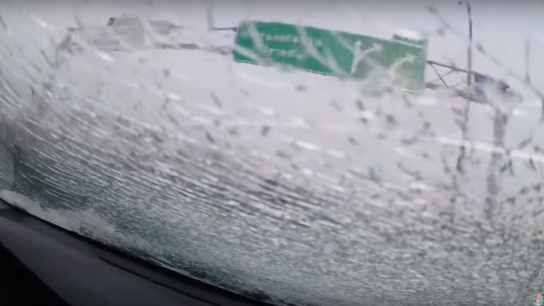 Καναδάς: Κομμάτι πάγου έσπασε παρμπρίζ οχήματος σε αυτοκινητόδρομο