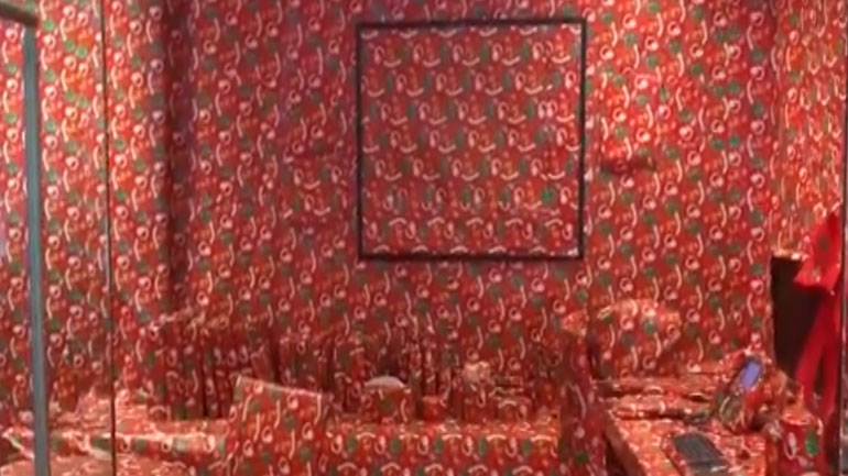 Έκανε πλάκα στο αφεντικό της και τύλιξε τα πάντα στο γραφείο του με χαρτί περιτυλίγματος