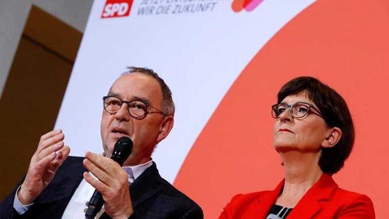 Γερμανία: Παραμένει στον κυβερνητικό συνασπισμό το SPD