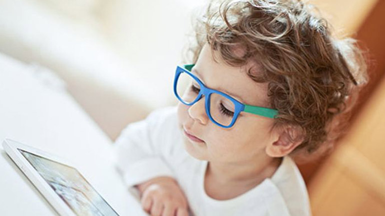 Οι ενδείξεις πως το παιδί σας αντιμετωπίζει πρόβλημα όρασης