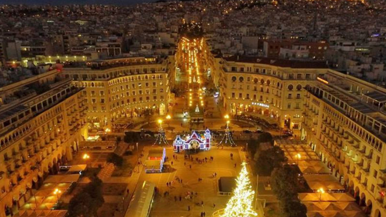 Θεσσαλονίκη: Άναψε το χριστουγεννιάτικο δέντρο στην πλατεία Αριστοτέλους