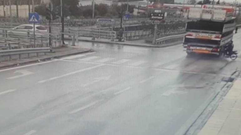 Σκληρές εικόνες: Μηχανάκι πέφτει επάνω σε νταλίκα στην Πάτρα Σκληρές εικόνες: Μηχανάκι πέφτει επάνω σε νταλίκα στην Πάτρα