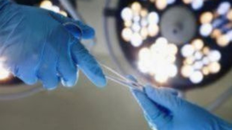 Σπάνια μεταμόσχευση όρχεως στον δίδυμο αδελφό του