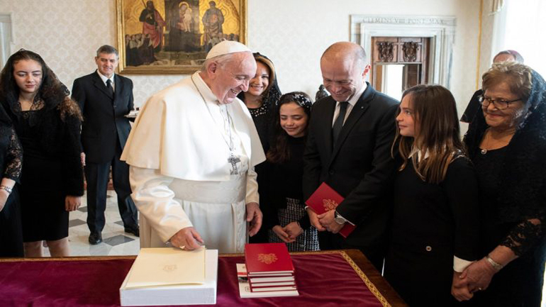 Συνάντηση Πάπα με τον πρωθυπουργό της Μάλτας που εμπλέκεται στην δολοφονία της δημοσιογράφου