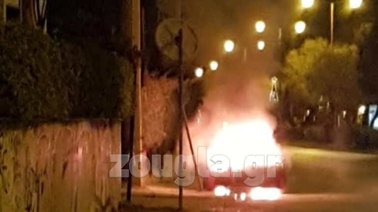 Αυτοκίνητο «λαμπάδιασε» έπειτα από σύγκρουση τα ξημερώματα στην παραλιακή Αυτοκίνητο «λαμπάδιασε» έπειτα από σύγκρουση τα ξημερώματα στην παραλιακή