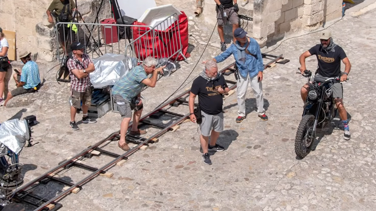 Ο James Bond οδηγεί.. Triumph!