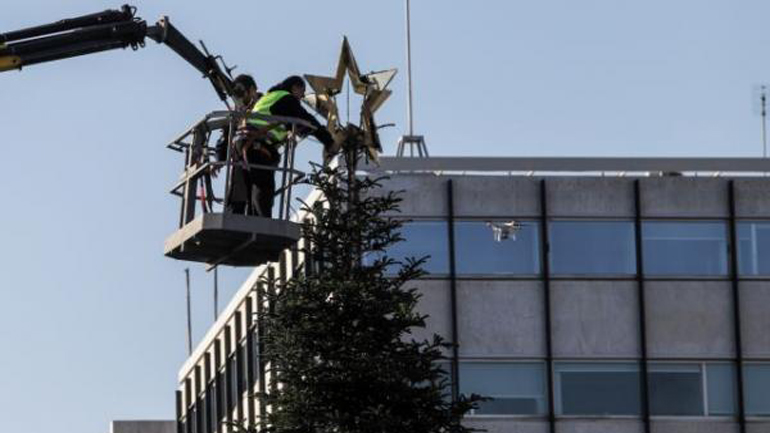 Αθήνα: Στήθηκε το χριστουγεννιάτικο δέντρο