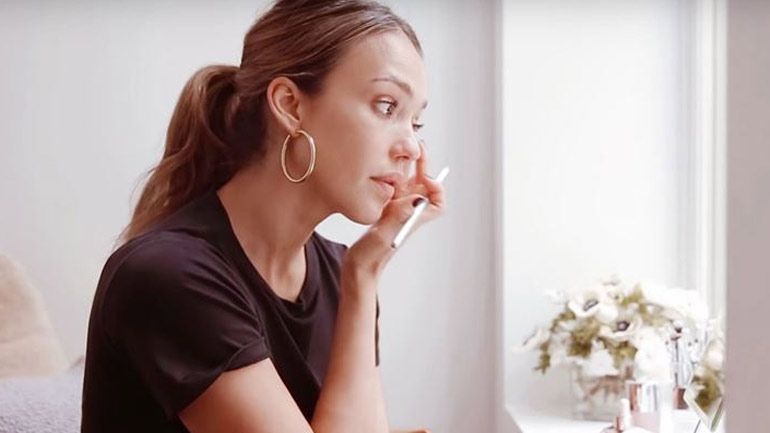 Βήμα – βήμα το καθημερινό μακιγιάζ της Jessica Alba!