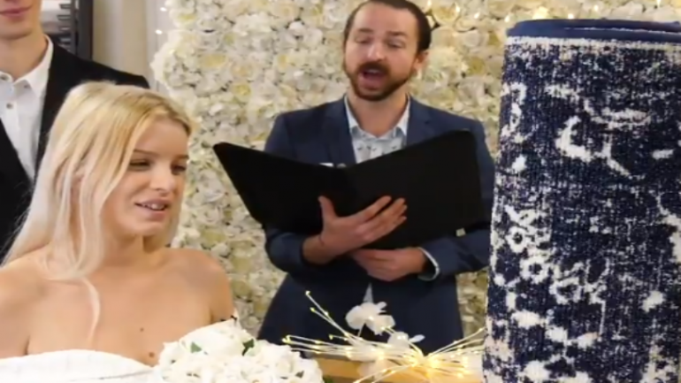 Μια 26χρονη ανύπαντρη μητέρα αποφάσισε να ενώσει την ζωή της με ένα χαλί