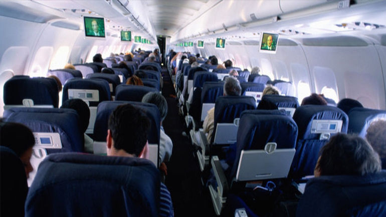 Σάλος σε πτήση με επιβάτη που φορούσε μπλούζα που έγραφε «Χαίρε Σατανά»