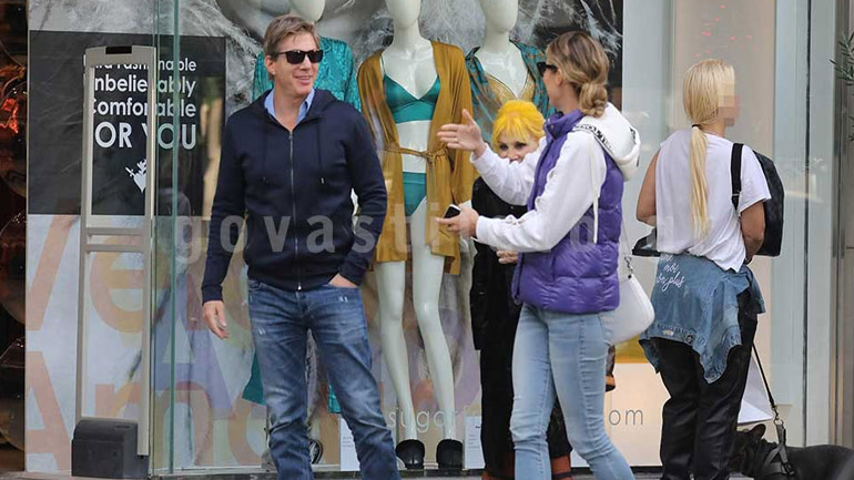 Μαριέττα Χρουσαλά: Βόλτα στη Γλυφάδα με τον σύζυγό της και την πεθερά της!