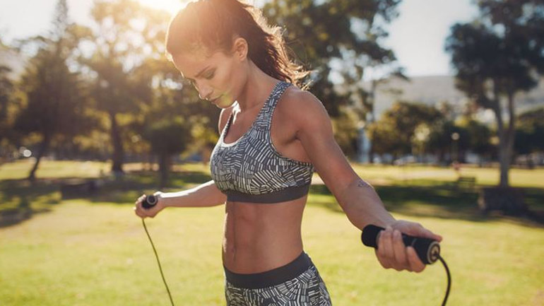 Κι όμως δέκα λεπτά σκοινάκι ισοδυναμούν με μισή ώρα τρεξίματος!