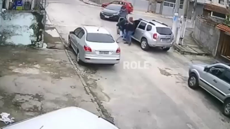 Ένοπλος κλέβει αυτοκίνητο αλλά δεν μπορεί να το οδηγήσει