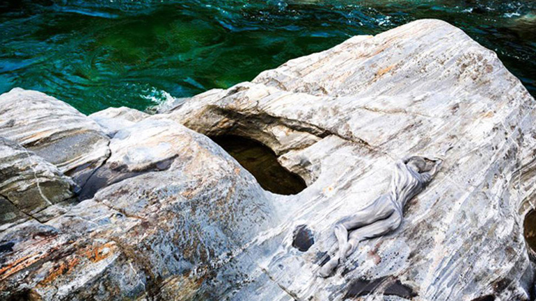 Έκανε bodypainting και ξάπλωσε στη φύση… Θα την ξεχωρίσεις;