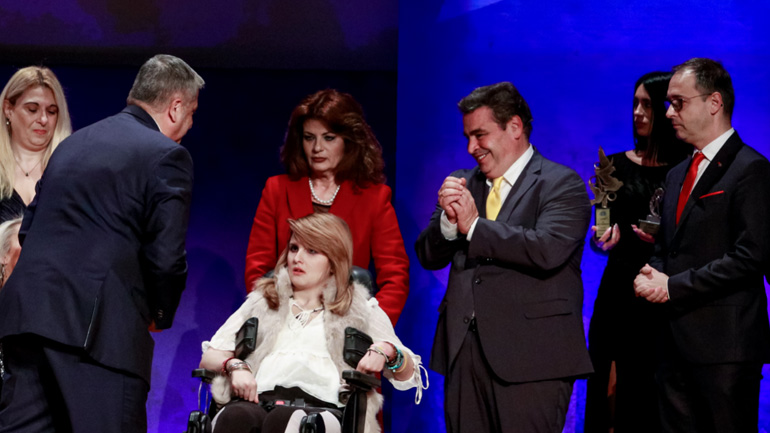 Η απονομή του βραβείου σε Ολυμπιακό και ΑΕΚ για την υπέροχη ενέργειά τους με τις Μυρτώ και Τόνια Η απονομή του βραβείου σε Ολυμπιακό και ΑΕΚ για την υπέροχη ενέργειά τους με τις Μυρτώ και Τόνια